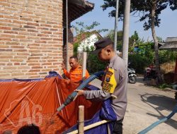 Dampak Kemarau Panjang, Polisi dan BPBD Kota Blitar Dropping Air Bersih Bantu Warga