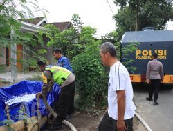 Kendaraan Taktis Polres Blitar Kota Berubah Fungsi Bantu Masyarakat Dropping Air Bersih