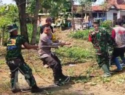 Cegah Banjir, Polisi dan TNI Bersama Warga Bersihkan Jalur Sungai di Ponorogo
