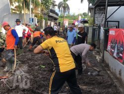 Sinergitas Polres Batu Bersama TNI dan Warga Bersihkan Lumpur Akibat Banjir