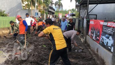 Sinergitas Polres Batu Bersama TNI dan Warga Bersihkan Lumpur Akibat Banjir