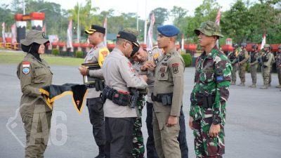 Kapolri Beri Penghargaan Pin Emas TNI Polri Tergabung di Satgas Operasi Damai Cartenz 2023