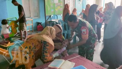 Wujudkan Balita Sehat, Babinsa Dampingi Petugas Kesehatan Berikan Layanan Posyandu