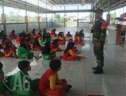 Bangun Karakter Disiplin Tinggi, Babinsa Koramil Menganti Melatih PBB Siswa MI Nurul Huda