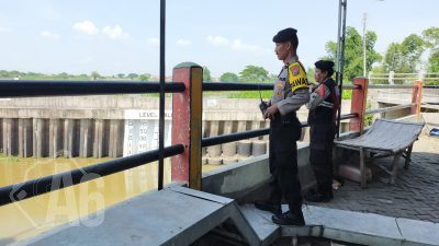 Polsek Pakal Kontrol Pintu Air Kali Lamong Sumberejo