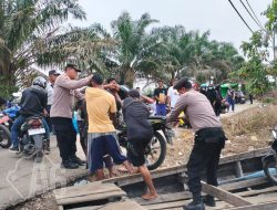 Polisi Cooling System dan Sampaikan Pesan Kamtibmas Pemilu Damai di Lokasi Banjir