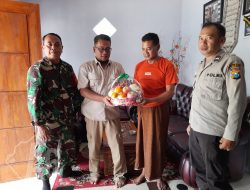 Bentuk Apresiasi dan Kepedulian, Polres Bondowoso Sambangi KPPS Mengalami Sakit