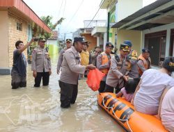 Polisi Distribusikan Ribuan Nasi Bungkus ke Warga di Bojonegoro saat Banjir Belum Surut