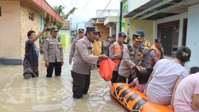 Polisi Distribusikan Ribuan Nasi Bungkus ke Warga di Bojonegoro saat Banjir Belum Surut