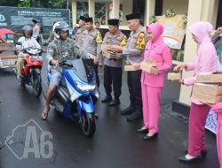 Berkah Ramadhan, Polisi Bagikan Takjil ke Pengendara