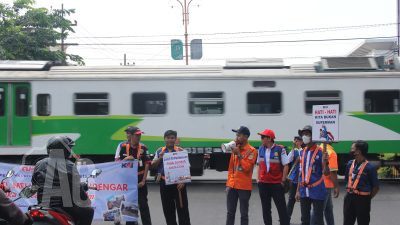 Perjalanan KA Saat Angkutan Lebaran, KAI Imbau Pengguna Jalan Tingkatkan Disiplin Berlalulintas di Perlintasan