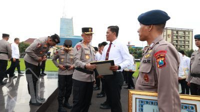 Hari Kesadaran Nasional, Kapolda Jatim Kembali Beri Penghargaan Anggota Berprestasi