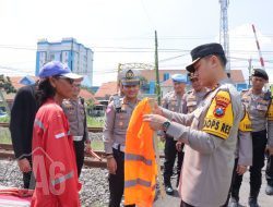 Atensi Perlintasan Kereta Api Tanpa Palang, Polres Lamongan Bantu Peralatan Relawan