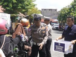 Satlantas Polres Gresik Bagi Makanan ke Pengendara di Jum’at Berkah Berbagi