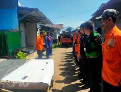Satpolairud Polres Gresik Bantu Evakuasi 2 Korban Terseret Arus Sungai Kalimas