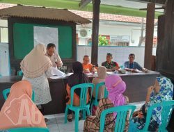 Pastikan Aman, Babinsa Kebomas Dampingi Pembagian Bansos di Wilayah Binaan