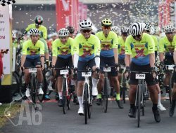 Kapolda Jatim Bersama Ribuan Pesepeda dari 17 Negara Ikuti Bromo KOM X 2024