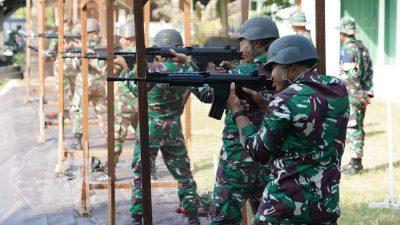 Personel Makorem 084/BJ Mengikuti Latihan Menembak Senjata Ringan