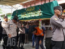 Penghormatan Polres Gresik Menggelar Upacara Pemakaman Dinas Kepolisian ke Aiptu Heri Sukamto