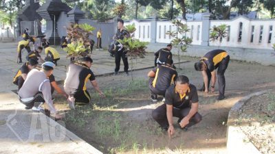 Memperingati Hari Bhayangkara ke 78, Polres Bondowoso Lakukan Kerja Bakti di TMP Kotakulon