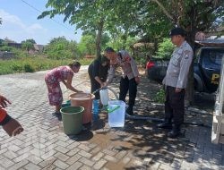 Guna Menangani Musim Kemarau Berkepanjangan, Polres Bondowoso Salurkan Air Bersih