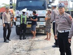 Satlantas Polres Gresik Tindak Puluhan Truk Tidak Menutup Muatan