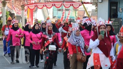 Jalan Sehat Semarakkan HUT RI, Bhayangkari Gresik Ajak Siswa SLB Kemala Bhayangkari Bergerak