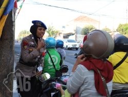 Srikandi Bhayangkara Polres Gresik Maniskan Pagi dengan Senyuman dan Cokelat