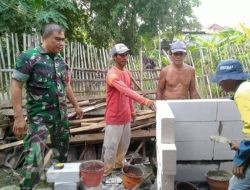 Wujud TNI Manunggal Rakyat, Babinsa Koramil 0817-11/Duduksampeyan Gotong Royong Bantu Pembuatan Jamban