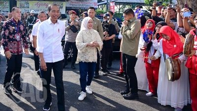 Kunjungi Pasar Dukuh Kupang, Presiden Jokowi Cek Harga dan Interaksi dengan Warga