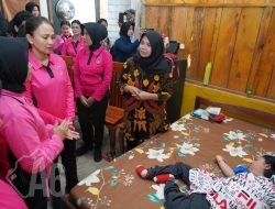 Ketua Umum Bhayangkari Kunjungi Aiptu Heri dan Anaknya Terbaring Sakit