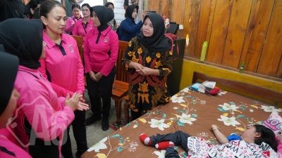 Ketua Umum Bhayangkari Kunjungi Aiptu Heri dan Anaknya Terbaring Sakit