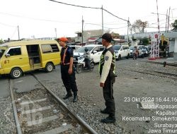 Perjalanan KA Commuterline Jenggala Tertemper Pengendara Motor Menerobos dan Melawan Arus