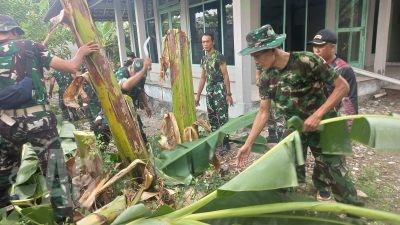 Kodim 0832/SS Gelar Kegiatan Kerja Bakti Bersihkan Mushola di Universitas Merdeka Surabaya