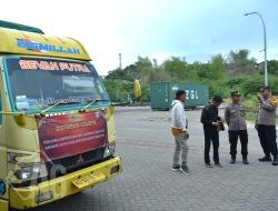 Polres Gresik Kawal Pengiriman Logistik Pilkada 2024 ke Pulau Bawean