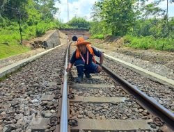 Peran Petugas Pemeriksa Jalur Rel Pastikan Keselamatan dan Keamanan Perjalanan KA Di Wilayah Daop 8