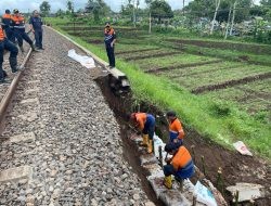 Upaya Normalisasi Jalur KA Pasca Longsor Terus Dilakukan PT KAI Daop 8 Surabaya