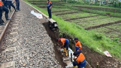 Upaya Normalisasi Jalur KA Pasca Longsor Terus Dilakukan PT KAI Daop 8 Surabaya