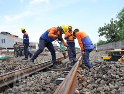 Jelang Libur Natal 2024 dan Tahun Baru 2025, KAI Daop 8 Surabaya Gencarkan Perawatan Jalur KA