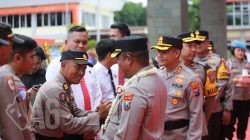 Mengawali Tugas, Kapolres Gresik AKBP Rovan Richard Mahenu Disambut Upacara Pedang Pora