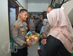 Bentuk Kepedulian Kapolres Gresik Jenguk Anggota yang Sakit dan Beri Dukungan