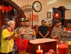 Kapolres Gresik Tinjau Langsung Pengamanan Perayaan Tahun Baru Imlek 2025 di Klenteng Kim Hin Kiong T.I.T.D