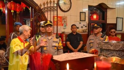 Kapolres Gresik Tinjau Langsung Pengamanan Perayaan Tahun Baru Imlek 2025 di Klenteng Kim Hin Kiong T.I.T.D