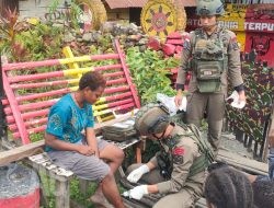 Tim Medis Satgas Ops Damai Cartenz Berikan Pelayanan Kesehatan ke Warga Puncak Jaya