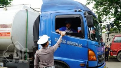 Kepedulian Satlantas Polres Gresik Kepada Warga melalui Jum’at Berkah