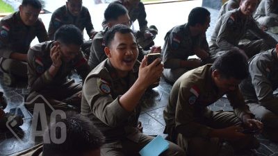 Momen Haru Keluarga Personel Ops Damai Cartenz-2025 Beri Dukungan Lewat Udara
