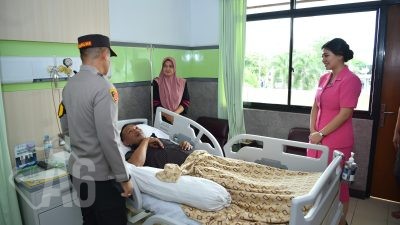 Peduli Sesama, Kapolres Gresik Bersama Ketua Bhayangkari Cabang Gresik Jenguk Anggota Sakit