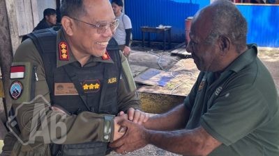 Perkuat Sinergi, Kasatgas Humas Ops Damai Cartenz Silaturahmi dengan Ketua Dewan Adat Pegunungan Bintang