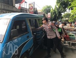Berbagi Kebahagiaan, Kapolsek Sidayu Naik Becak Bagikan Nasi Bungkus Gratis