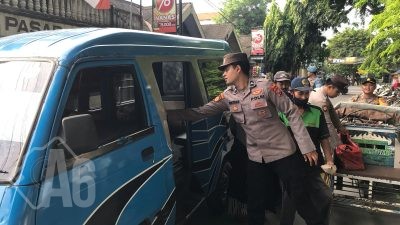 Berbagi Kebahagiaan, Kapolsek Sidayu Naik Becak Bagikan Nasi Bungkus Gratis